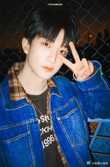 黄子弘凡鸟巢物料偷跑中谁懂这份心动！黄子弘凡鸟巢物料持续曝光，颜值与实力双在线，