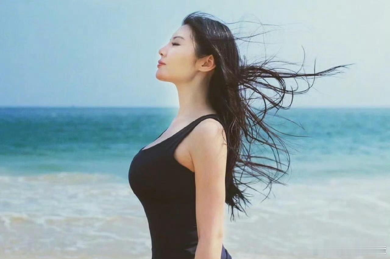 徐冬冬再现经典动作 爷青回！徐冬冬复刻经典动作，瞬间拉回那些追剧的时光，熟悉的姿