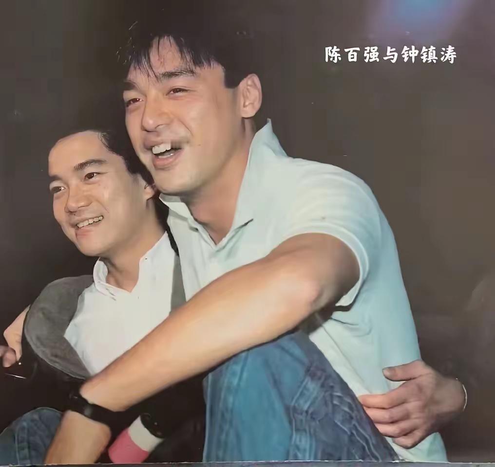 阿B系丹尼仔契哥，两个人正所谓玩泥沙长大！