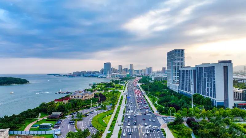 照片里，海浪扬波，我仿佛能听到涛声。让我想起曹操“日月之行，若出其中；星汉灿烂，