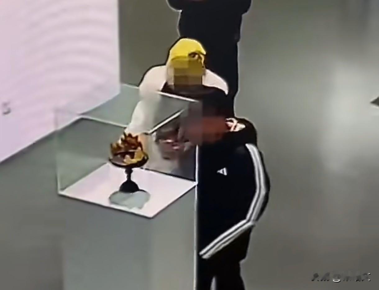 男童碰落4斤黄金凤冠！20万工费谁买单？监护与防护的两难之局
 
最近这事儿可太