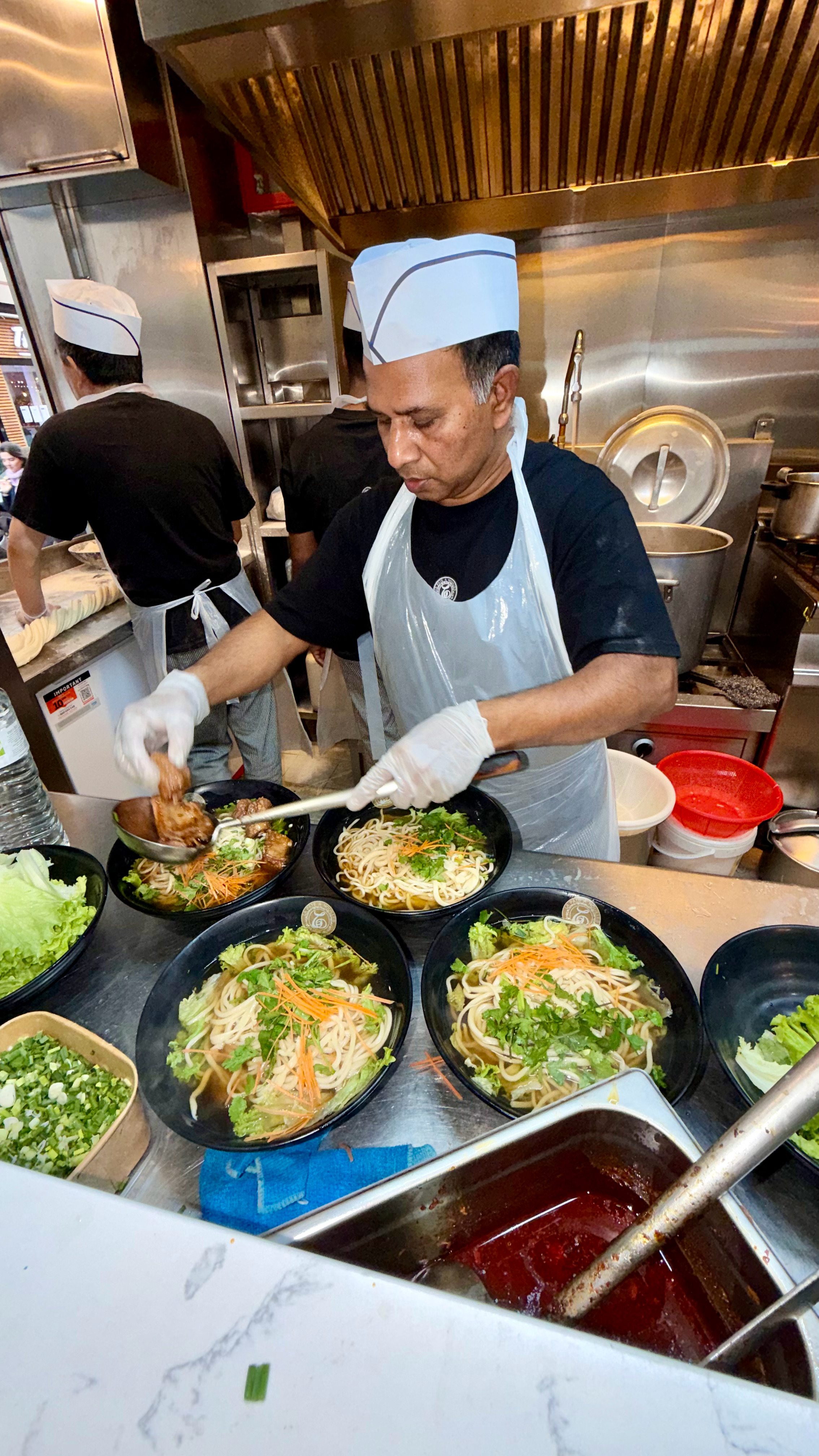 在法国吃的中国面馆，一碗面约90元人民币，这种份量的面在国内撑死20，我有个大胆