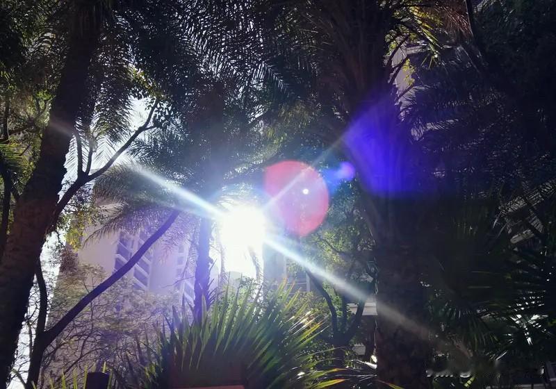 别抱怨，因为阳光透过缝隙，才能温暖你的生活；相信所有的不完美，都是为了遇见更好的