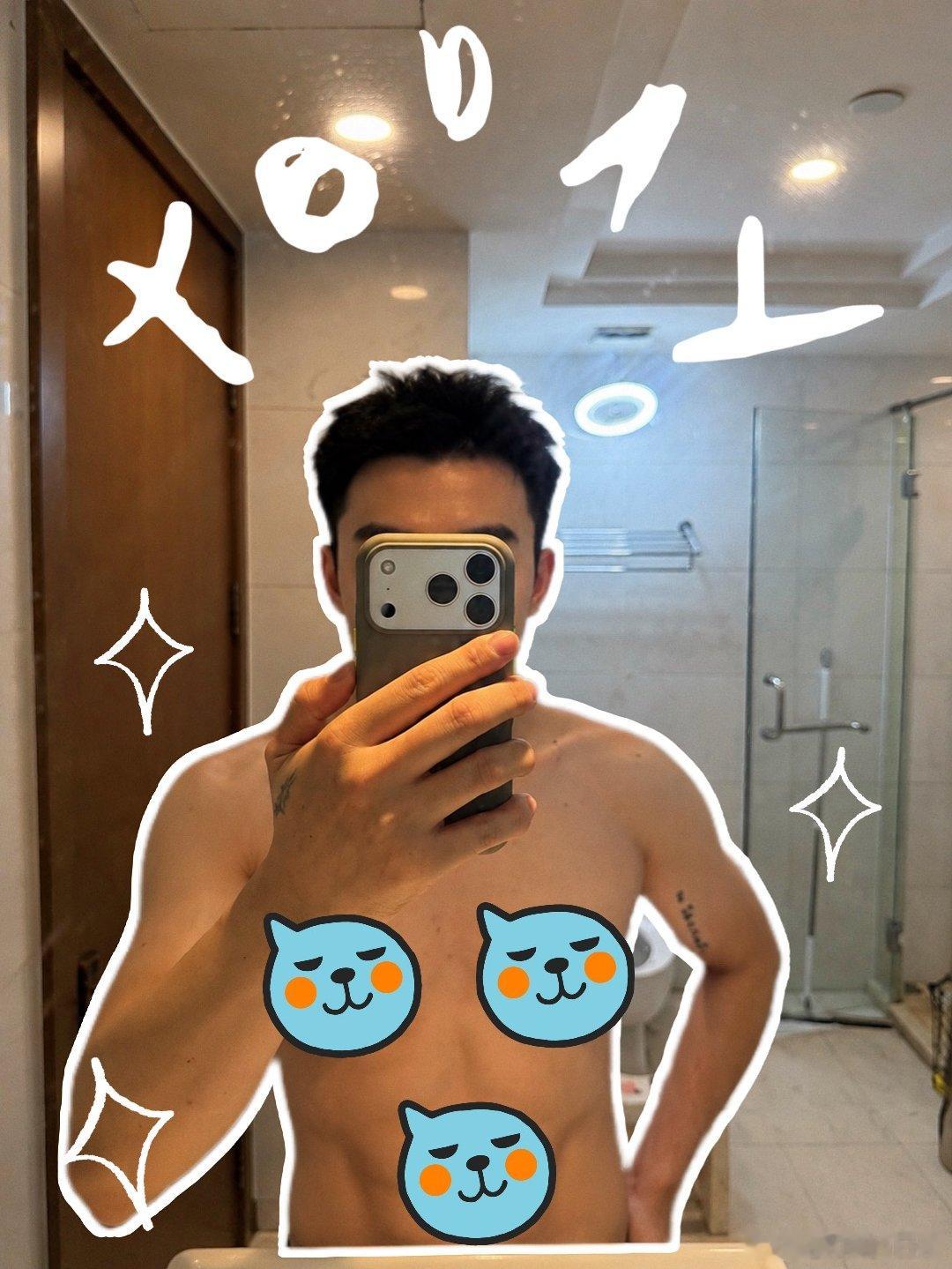忙碌了一整夜干了这些事；1.逗小猪玩2.拉屎3.挖鼻子4.剪头发5.洗澡6.剪指