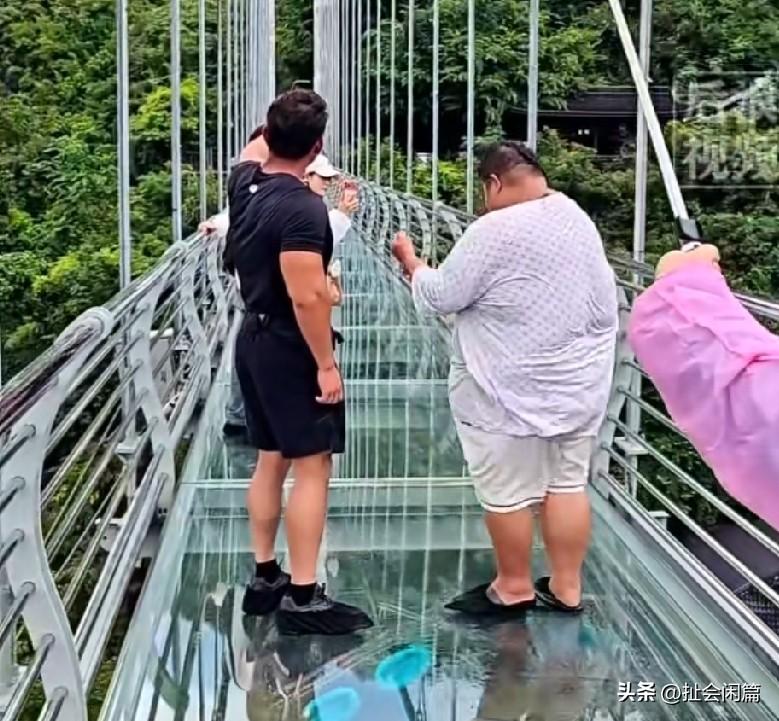 谁能制止这些炒作无下限的网红们？
这个300多斤的胖子又上了热搜，我以为出什么大