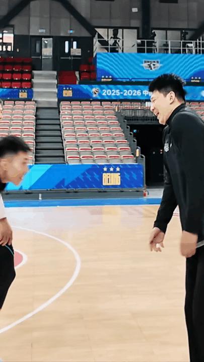 北京男篮vs北控男篮 三宁和雷蒙这个拥抱可太可爱了，久别重逢感拉满