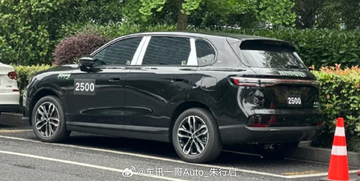 全新红旗SUV无伪装谍照亮相看着像是红旗和零跑打造的新款B10不知道后续会不会出