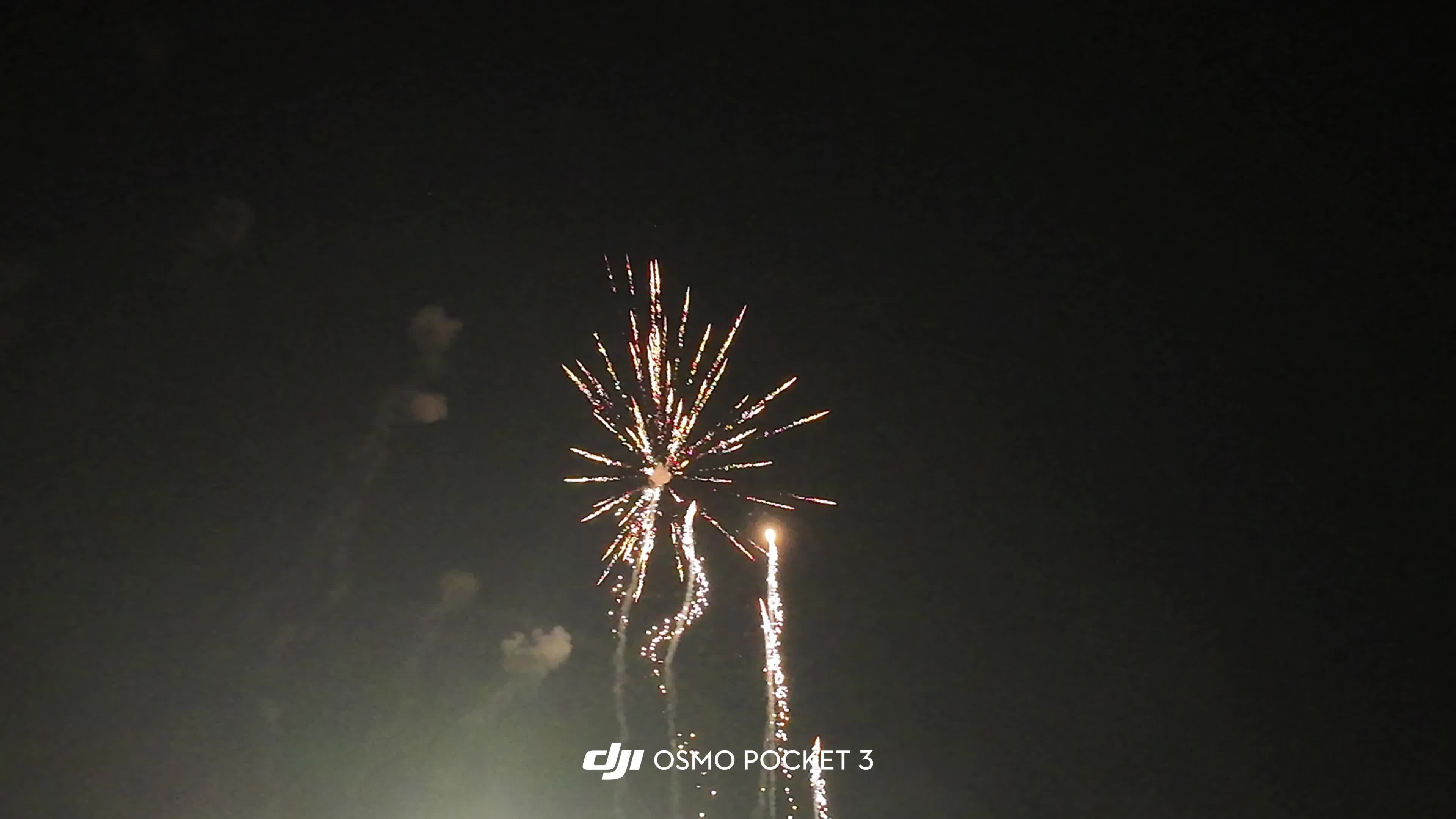 天空闪过灿烂花火，和你不再为爱奔波