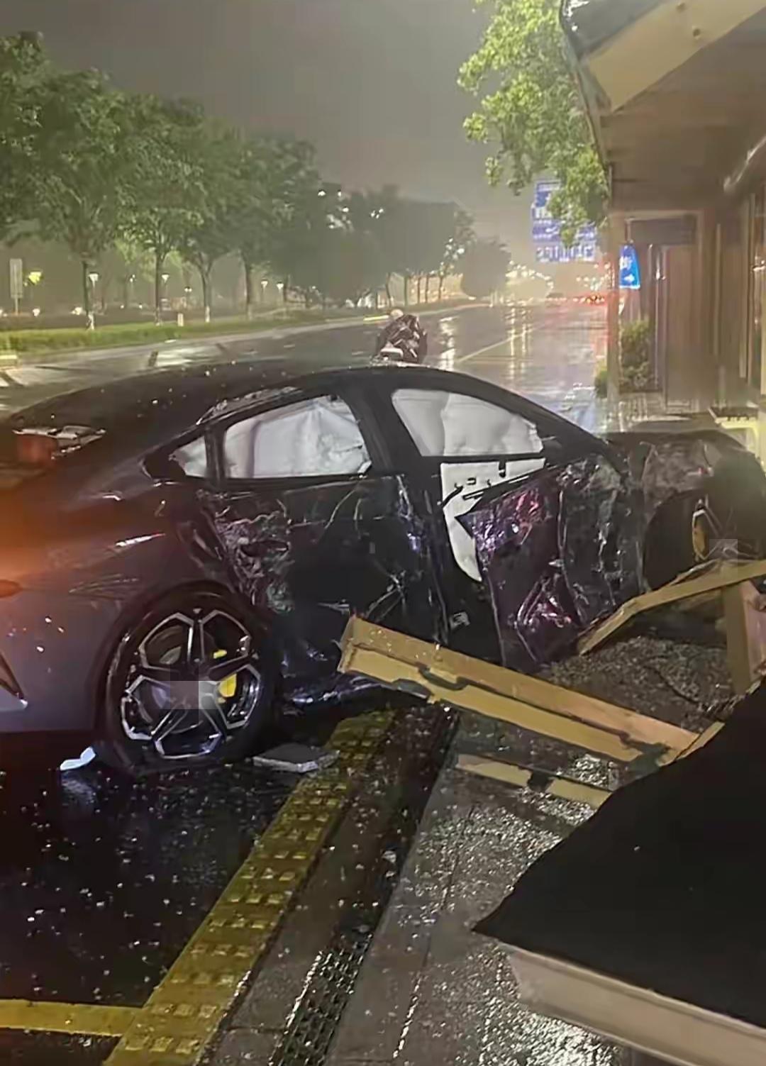 冤不冤？”天津一男子，下班与2名同事吃烧烤，期间喝多了被其中一名同事送回宿舍，谁