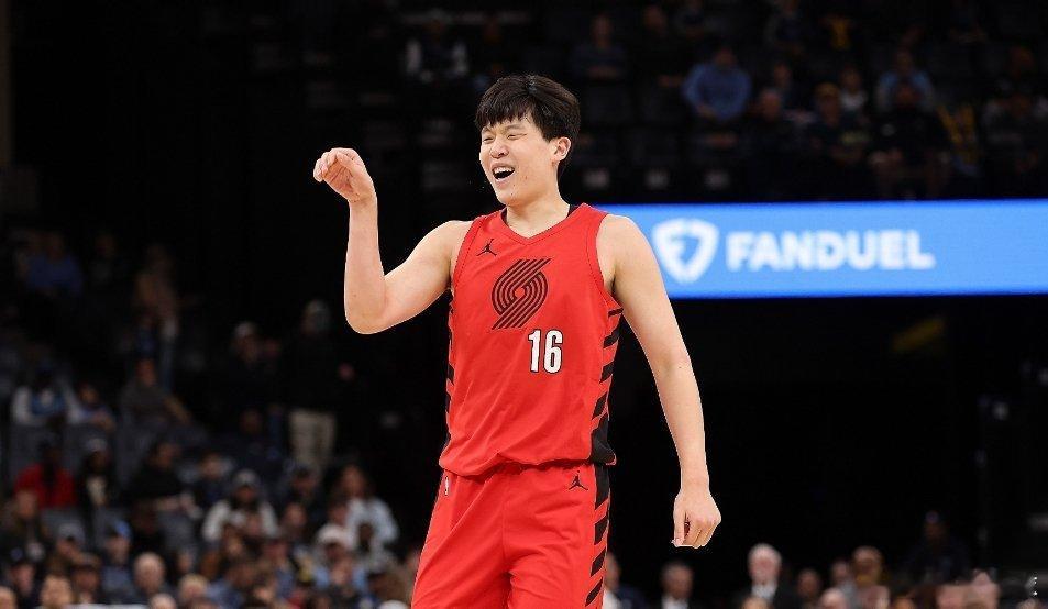 杨瀚森nba常规赛 填满数据栏，杨瀚森半场7分30秒2中1得2分1板1助1断1帽