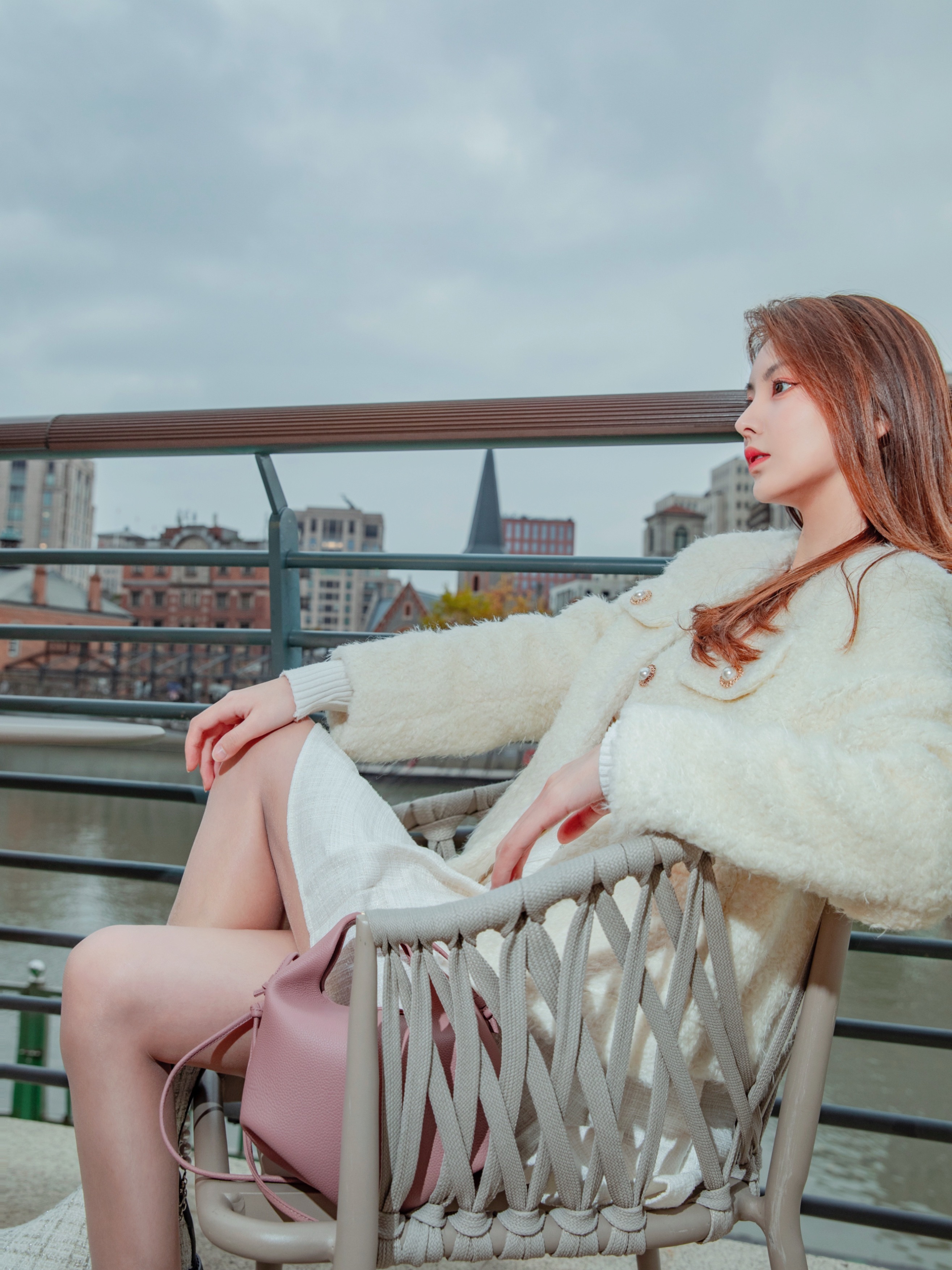 书里总爱写到喜出望外的傍晚🌥OOTD:白色外套🤍: Brow Moda粉色包