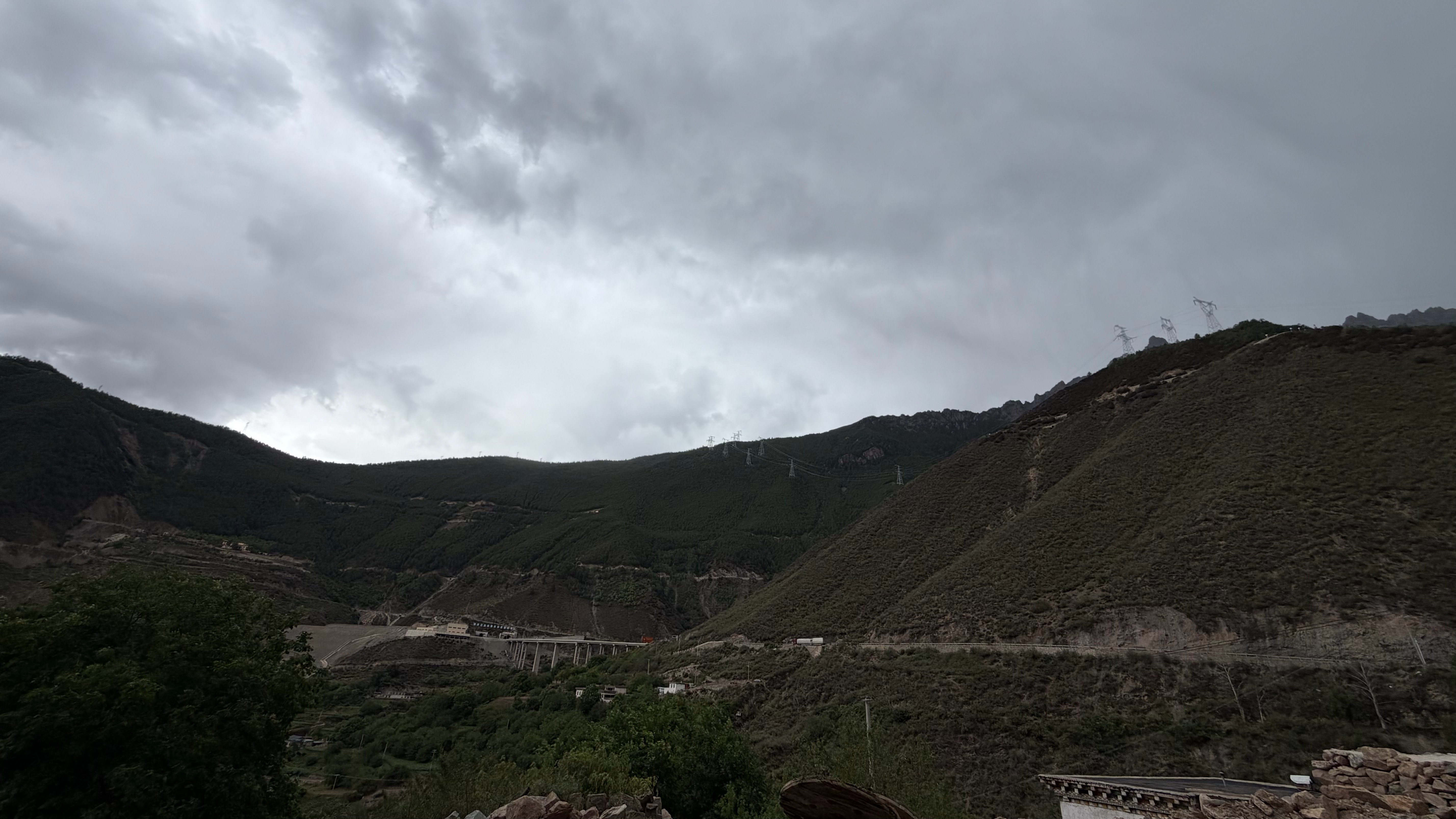 觉巴山隧道打通了，现在少翻一座大山，舒服太多了隧道限速40，很多骑行的，徒步的都