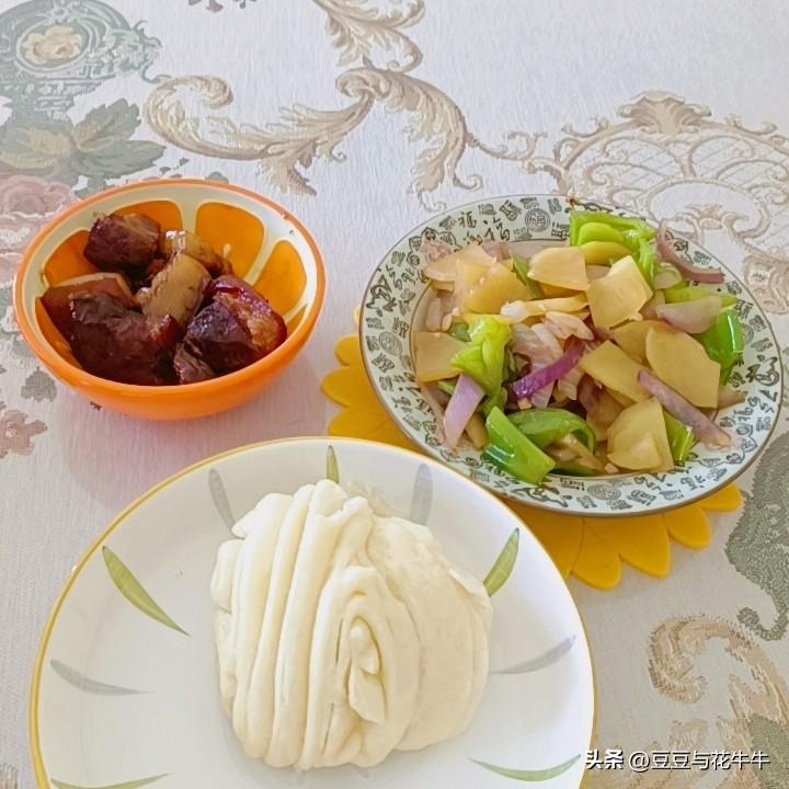 今天我的晚餐，我一个月炖两次红烧肉，大概半个月炖一次，我觉得红烧肉搭配什么都好吃