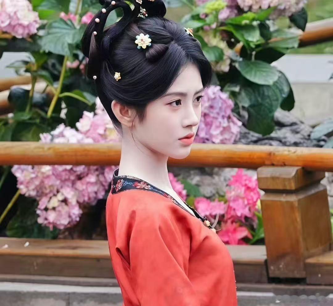 鞠婧祎万花世界苏绿夏唐装路透 鞠婧祎万花世界苏绿夏唐装路透！鞠婧祎新剧唐装造型路