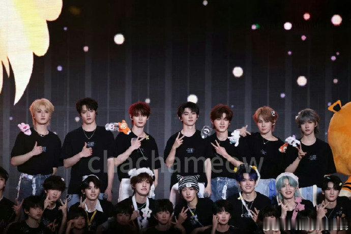 TF家族新合照TF二三四五代合照 TF二三四五代合照 