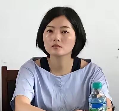回望李佩霞案：一场基层公职人员的失足警示
 
时隔两年有余，曾经引发全网热议的江