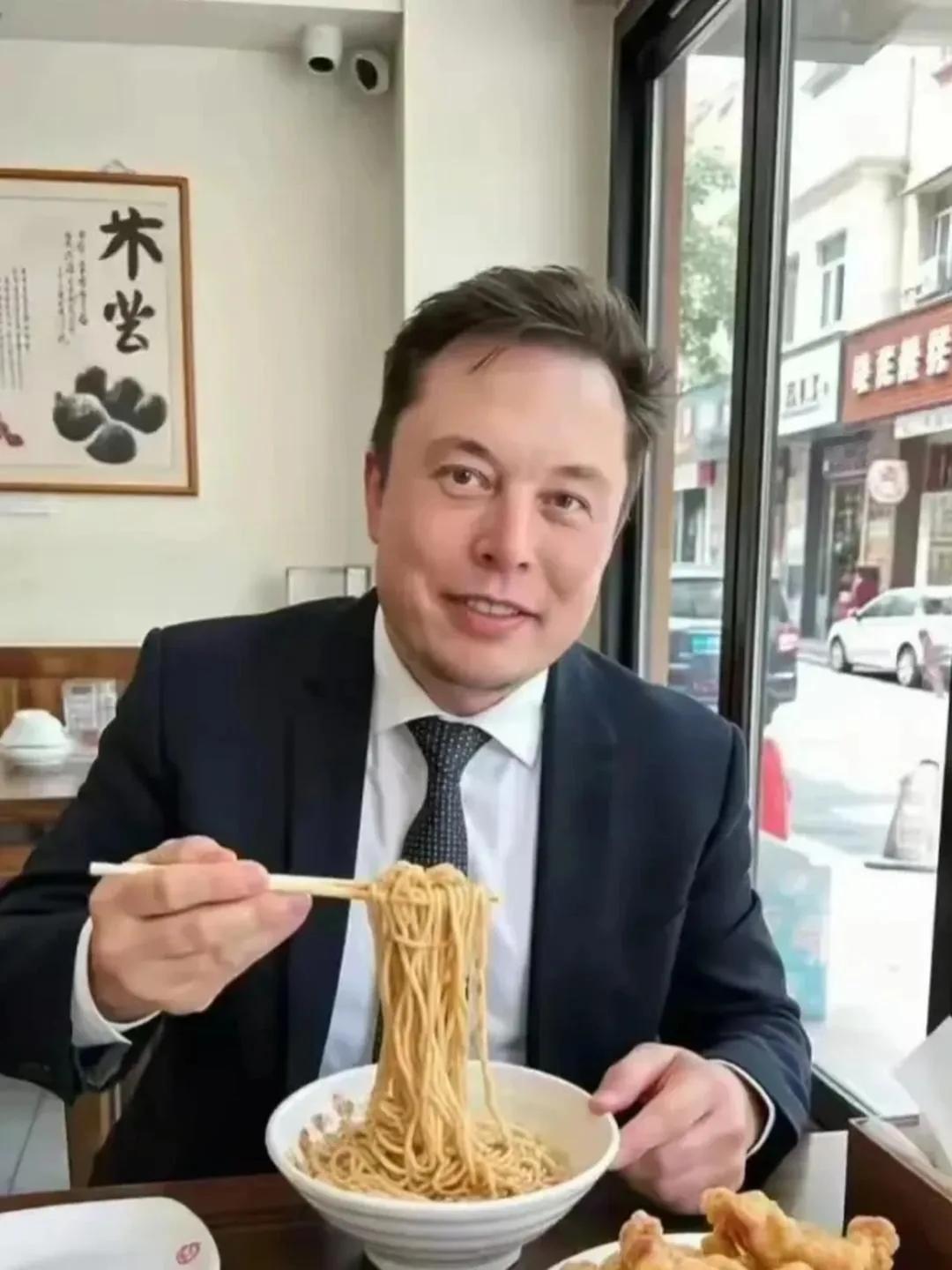 特斯拉总裁马斯克看来也很喜欢吃中国美食，看他拿筷子吃面条的姿势十分标准熟练，看来