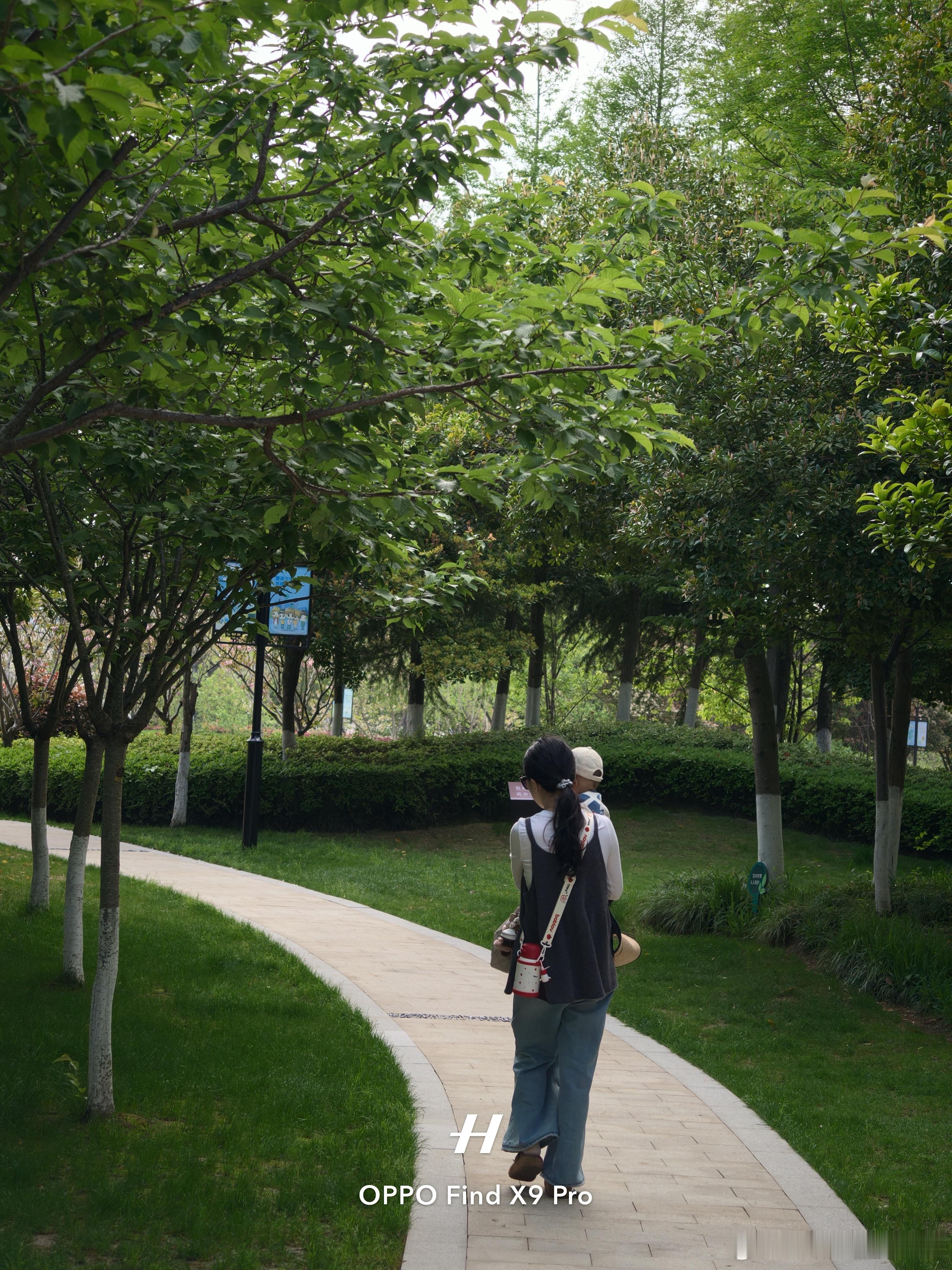 春天的气息，出门遛娃咯 