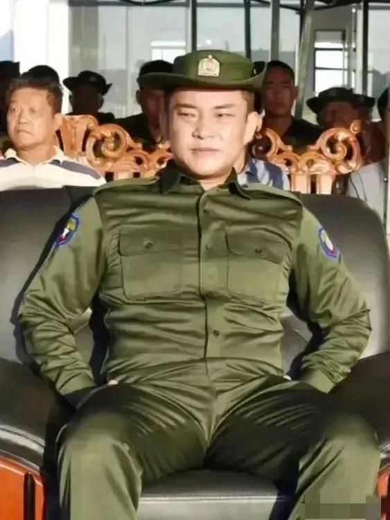 眼神阴鸷的白应仓，浑身上下都透露着一股狠劲儿！

尤其是他那双阴狠毒辣的小三角眼