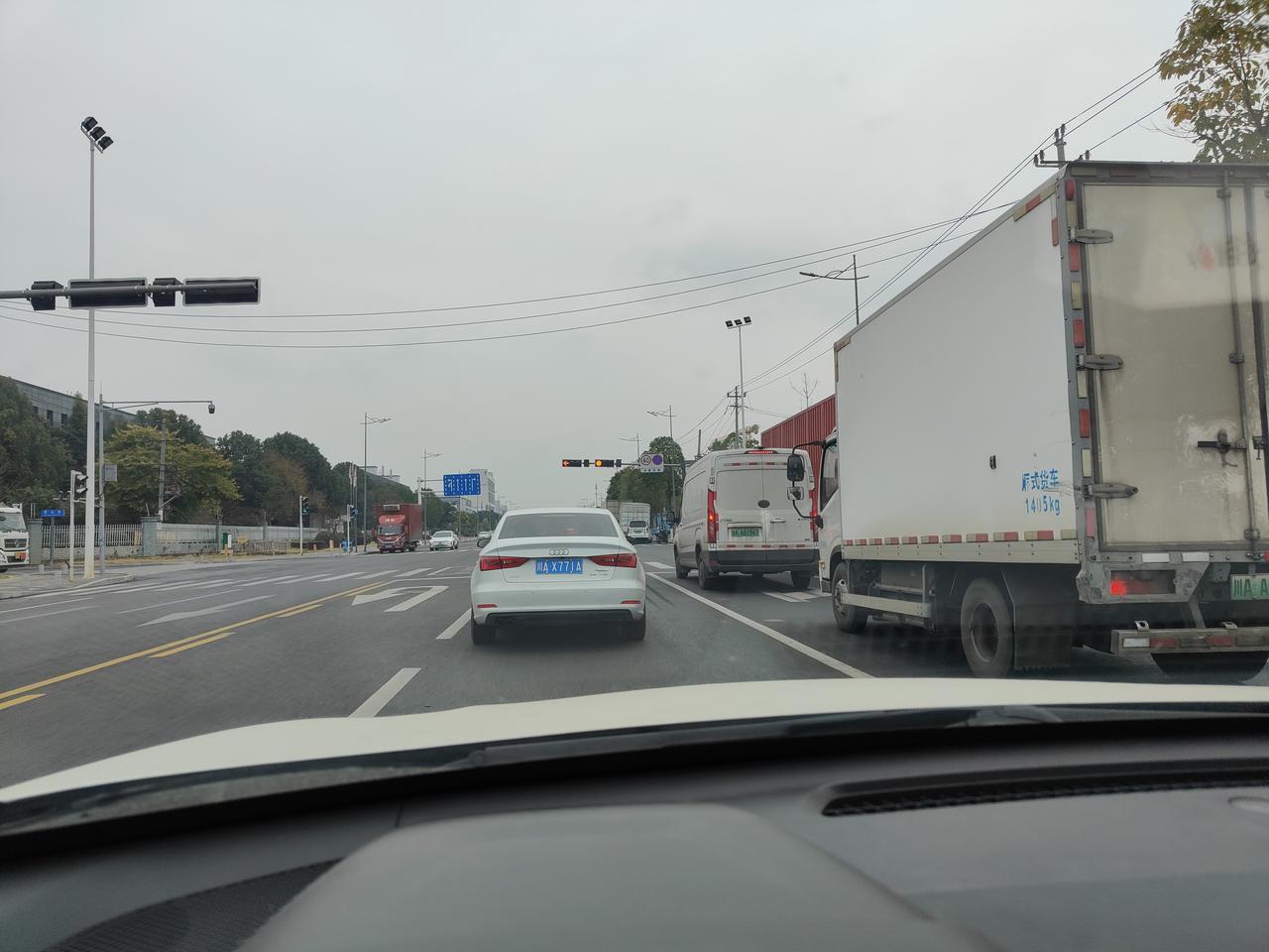 年关将至，各位在外辛苦奔波打拼的也快要回家了。
最近这段时间一年两箱油选手也要上