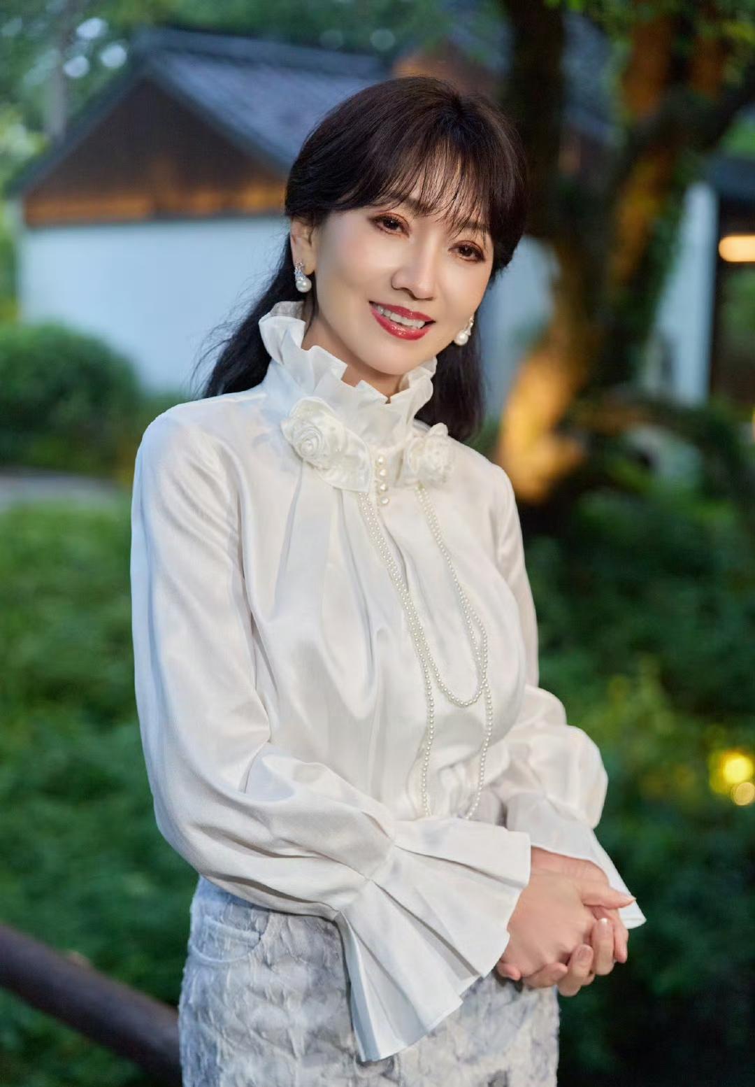 这该死的温柔，这该死的高级感，这该死的性感……不得不说，赵雅芝今天晒出来的穿搭，