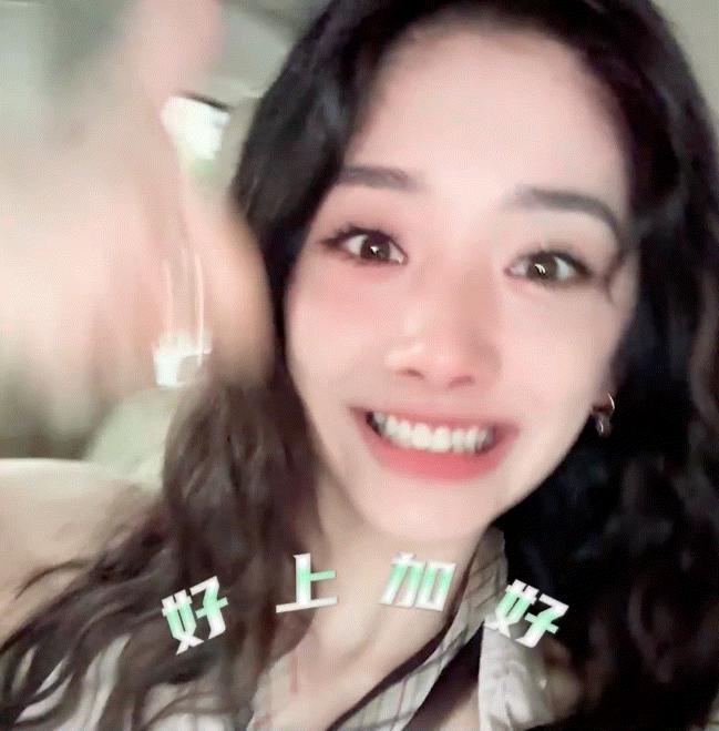 王影璐怼脸拍，美女自拍就是任性，怼脸拍也能这么好看！笑容感染力十足 ​​​