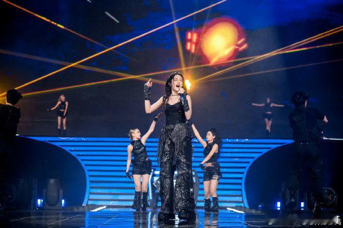 希林娜依高江苏卫视跨年舞台线索希林娜依高跨年关键词是高希林娜依高用实力诠释了何为