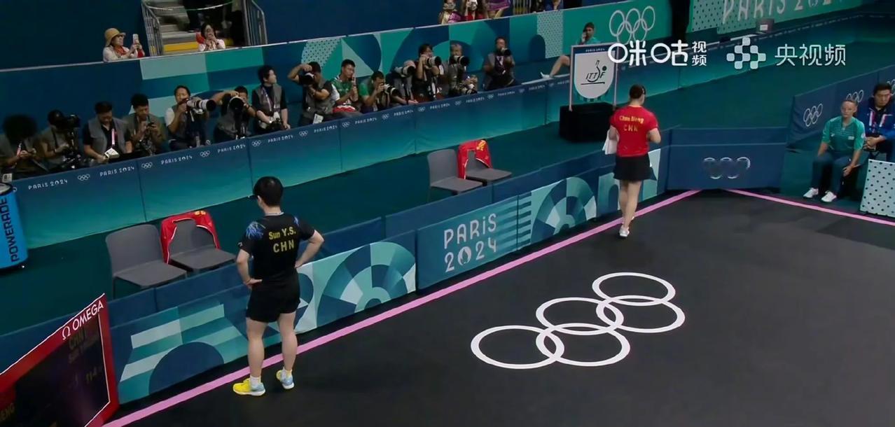 内战没教练！教练席人都没有就披了两件衣。真应了那句话，内战不指导，因为手心手背都