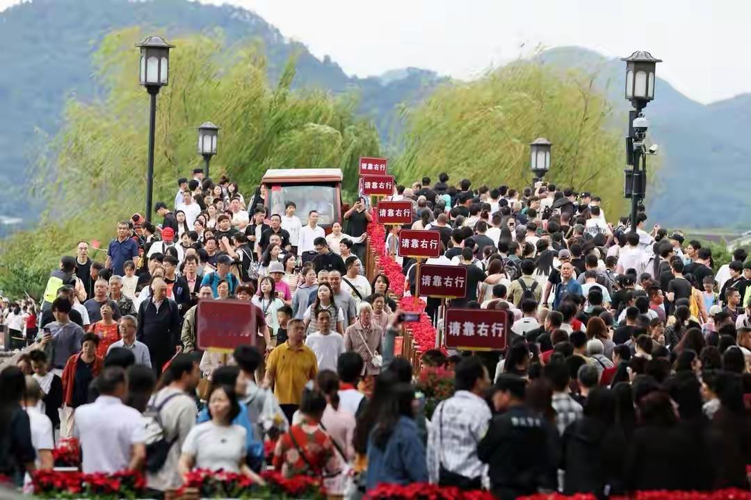 山东的泰山声名远扬、世人皆知，我早有去一睹山顶云山雾海、红日升空美景的想法，只可