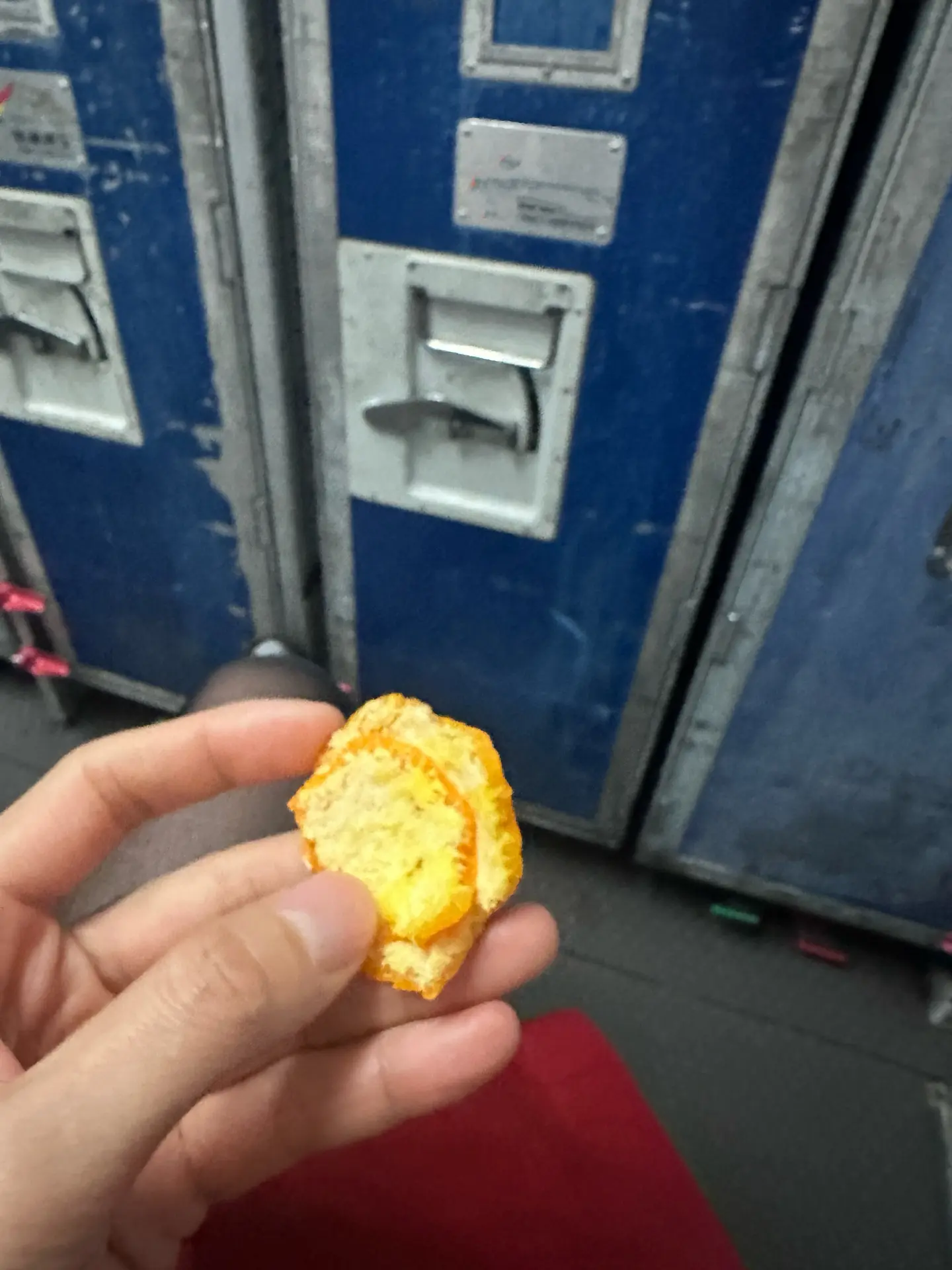 实在没辙了。在飞机上遇到有"狐臭"的真不知道该怎么办了，味道一直在服务...