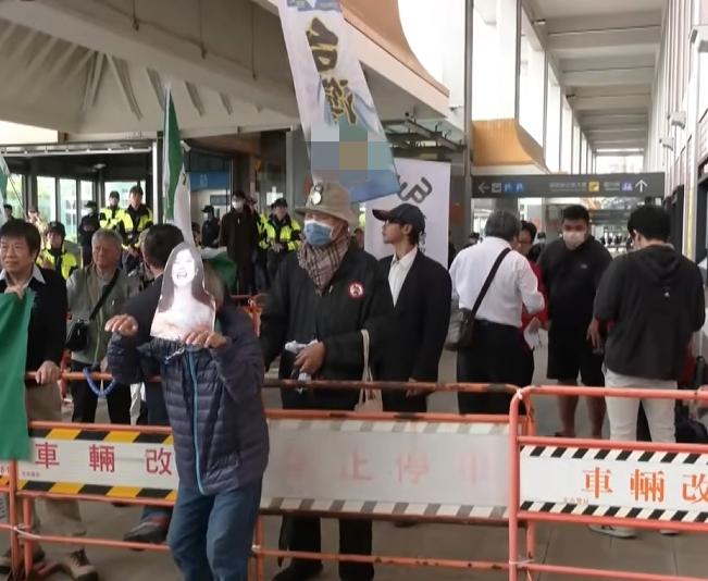 一点脸都不要了，民进党气急败坏，故意到台北松山机场给郑丽文使绊子。

就在4月7