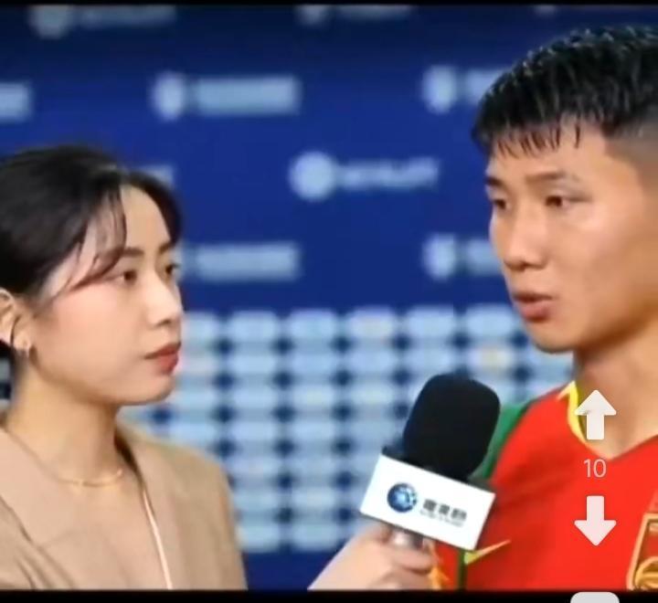 记者采访国足球员，问他这次国足失败的最大原因是什么？
球员说，最大的原因是原来他