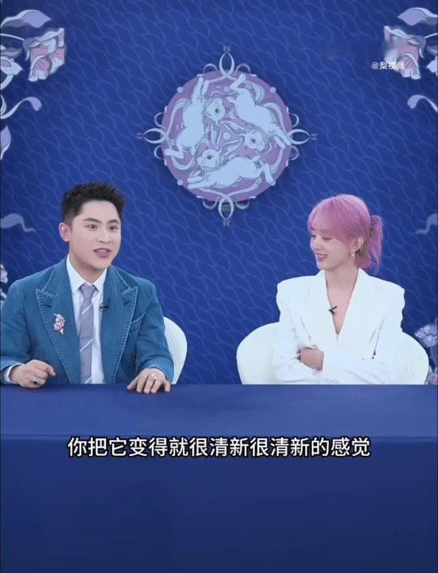 向佐邀请赵丽颖一起摸鼻梁从前有个冷面帅哥，直到他遇见了模仿鬼才赵丽颖...向佐：