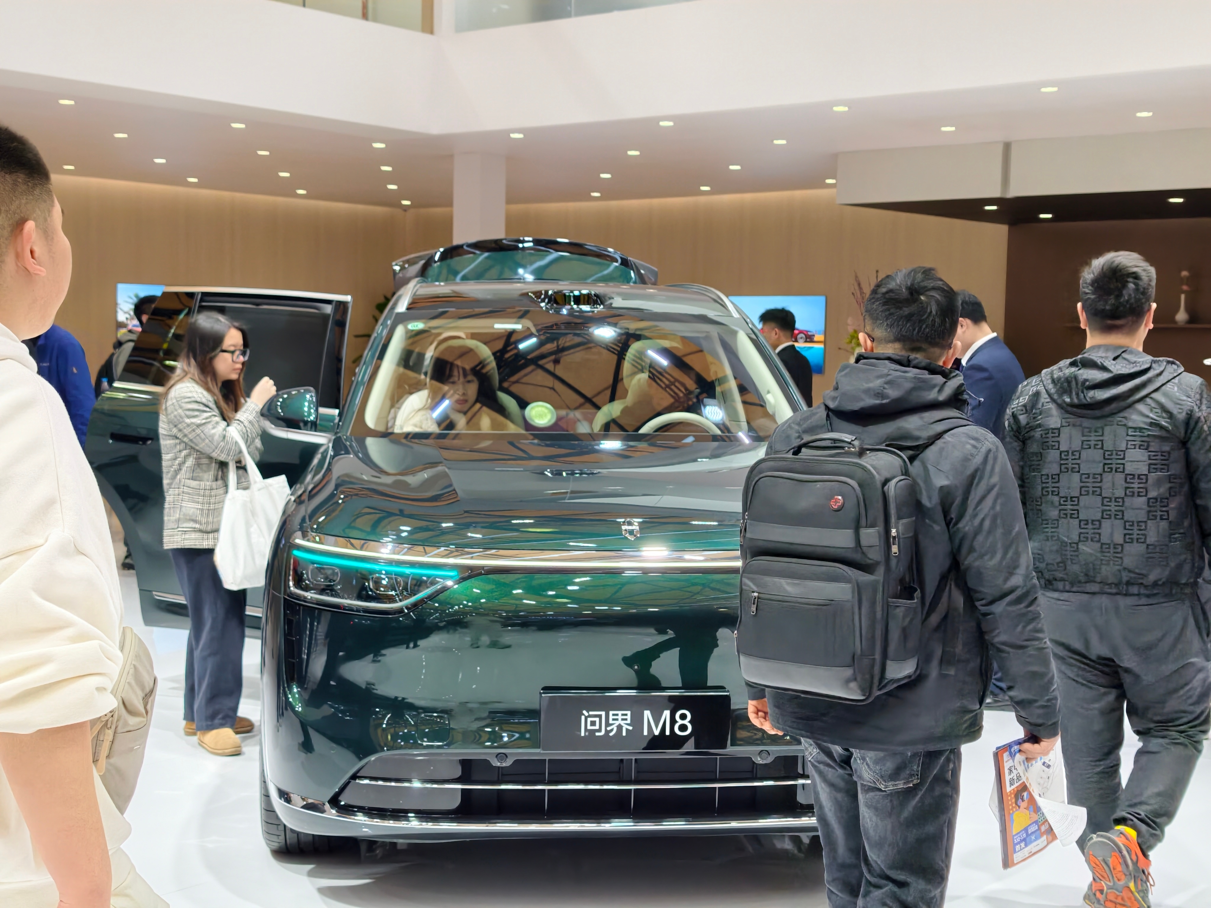 逛华为展看鸿蒙车 今年AWE展会一大亮点，是鸿蒙智行携五界车型，全系亮相华为核心