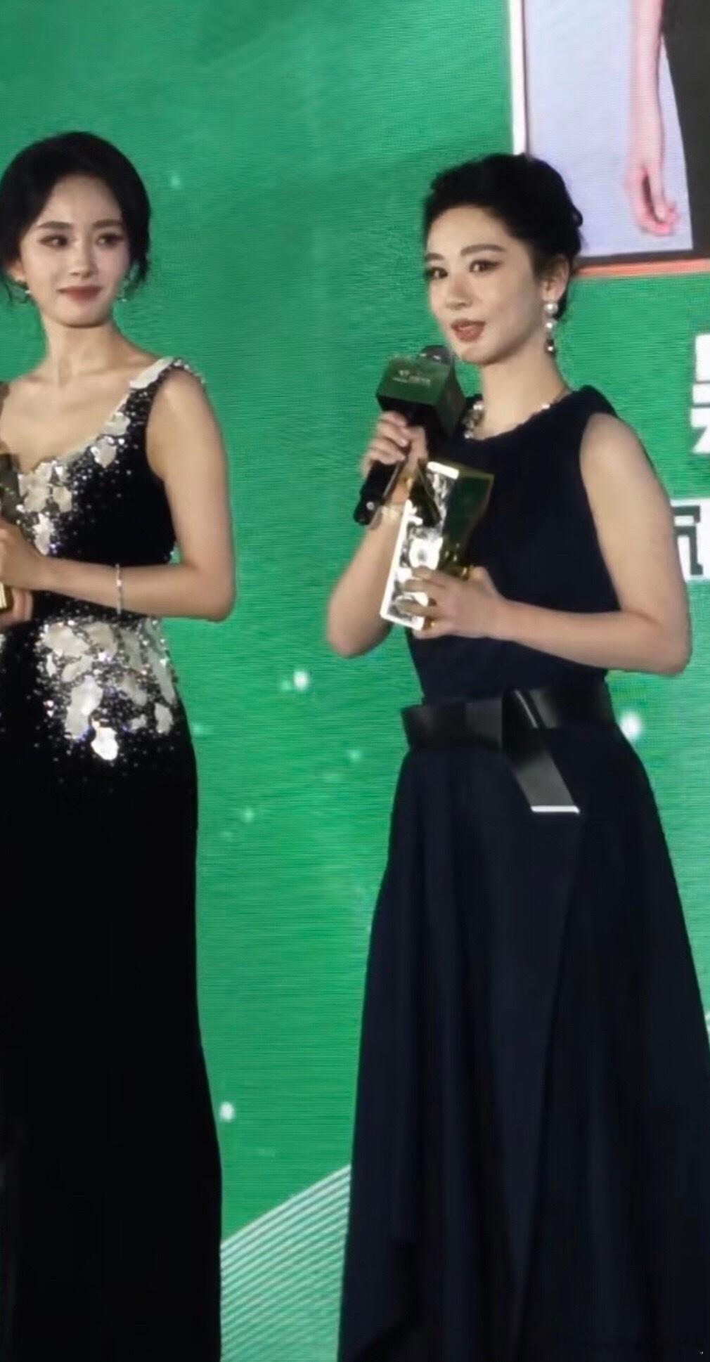 杨幂牵杨紫上台最好的紫醉金幂杨紫杨幂一起优秀下去加油 