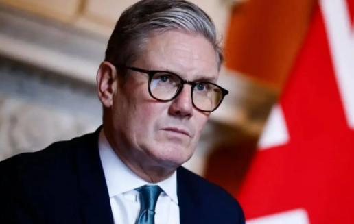 谁能想到啊！平时说话轻声细语、连重字都舍不得带的英国首相斯塔默，居然当着全世界的