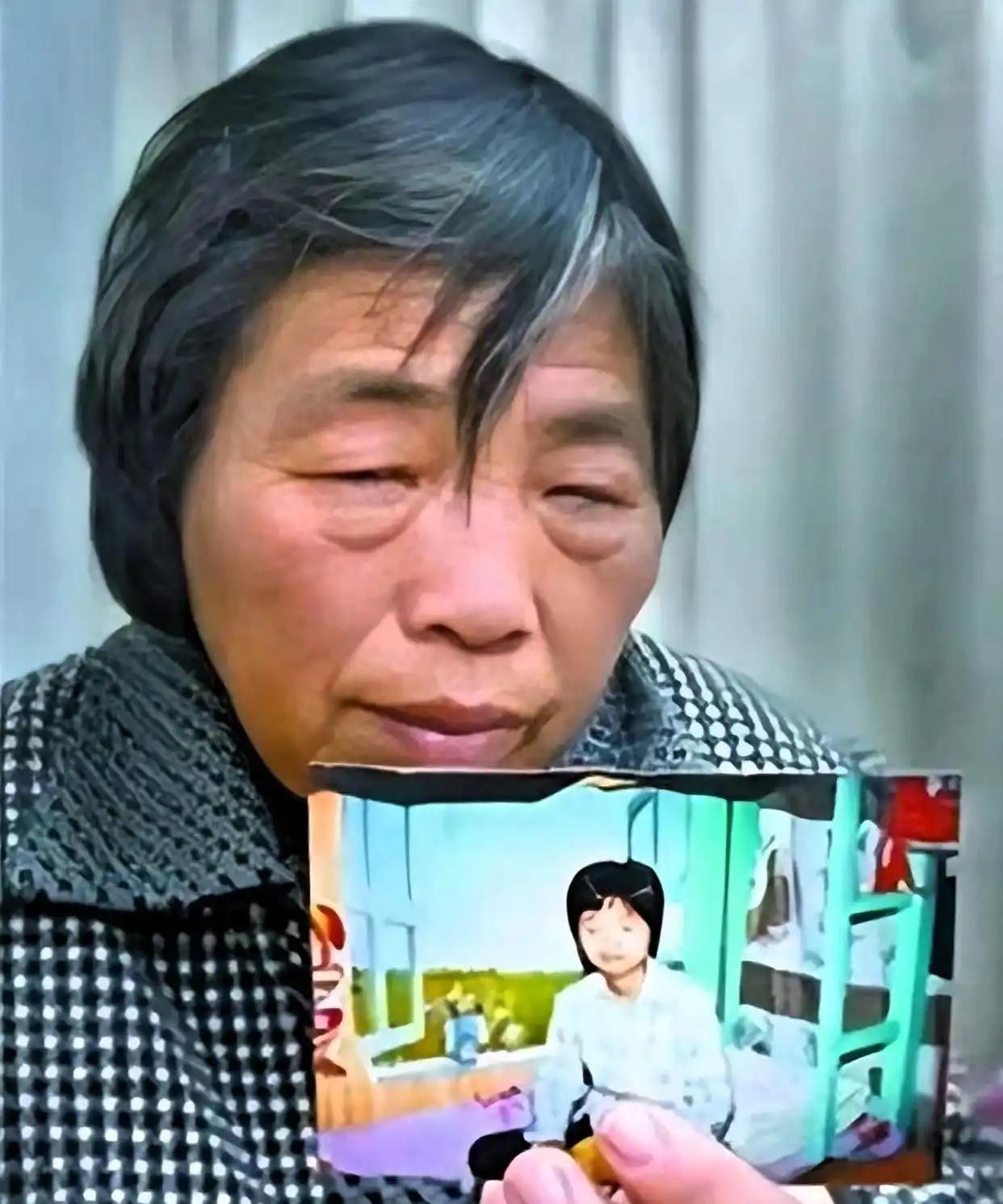 两条毛巾打成死结，一头套在水龙头上，一头套在脖子上，狠劲往下一坐……一个年轻生命