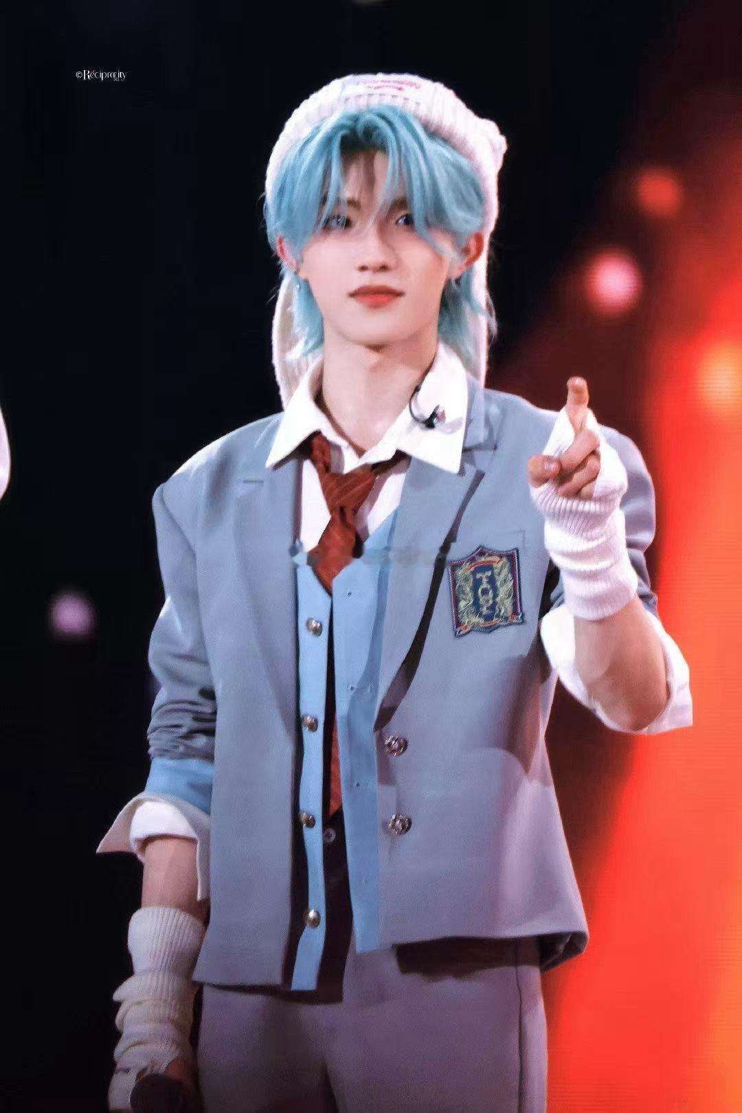 汗水浸透衣衫仍专注细节，前滚翻衔接丝滑不拖沓，力量与美感兼备，这就是养成系舞台王