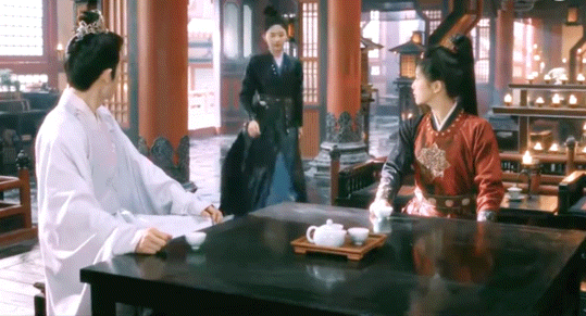 按唐宫姚安娜身份果然不简单 表面是冷面医女，实际藏着不能说的秘密。她拿的不是剧本