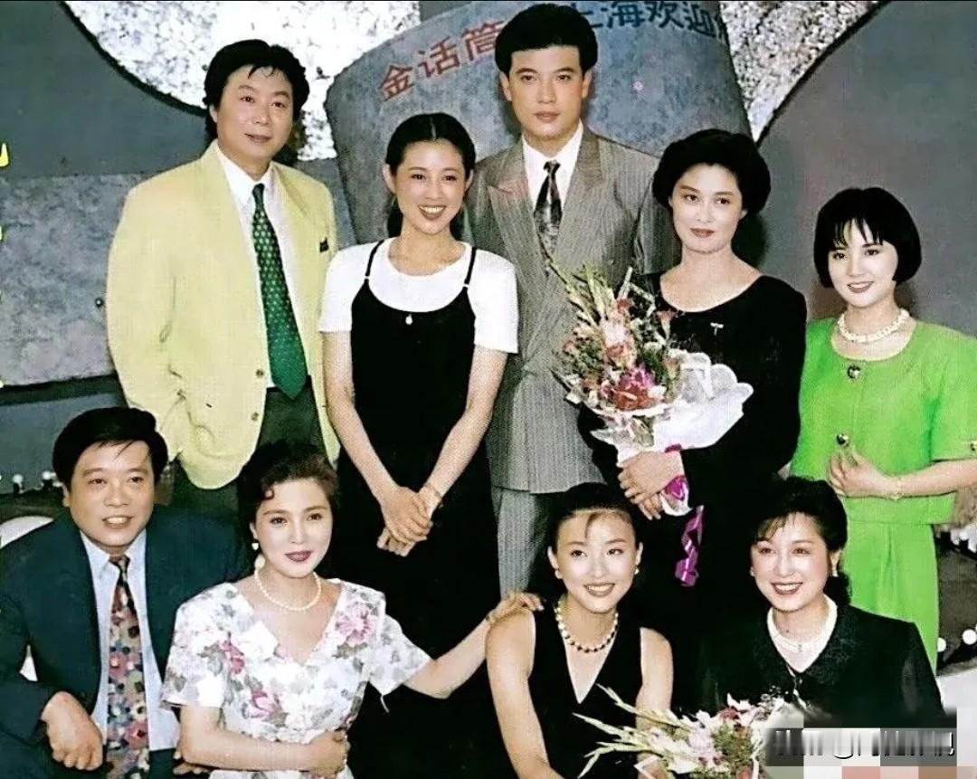 照片里还是倪萍俊秀大方，龙眉凤目，秀韵多姿！还有手抱鲜花明眸善睐的敬一丹。前排左