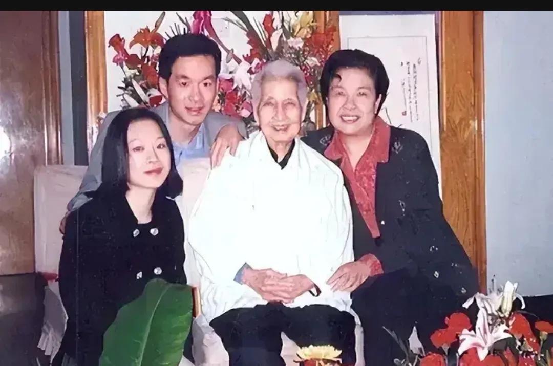 90年代，晚年的曾志，在寓所内一张珍贵的合影，照片中的人分别是她的女儿陶斯亮，以