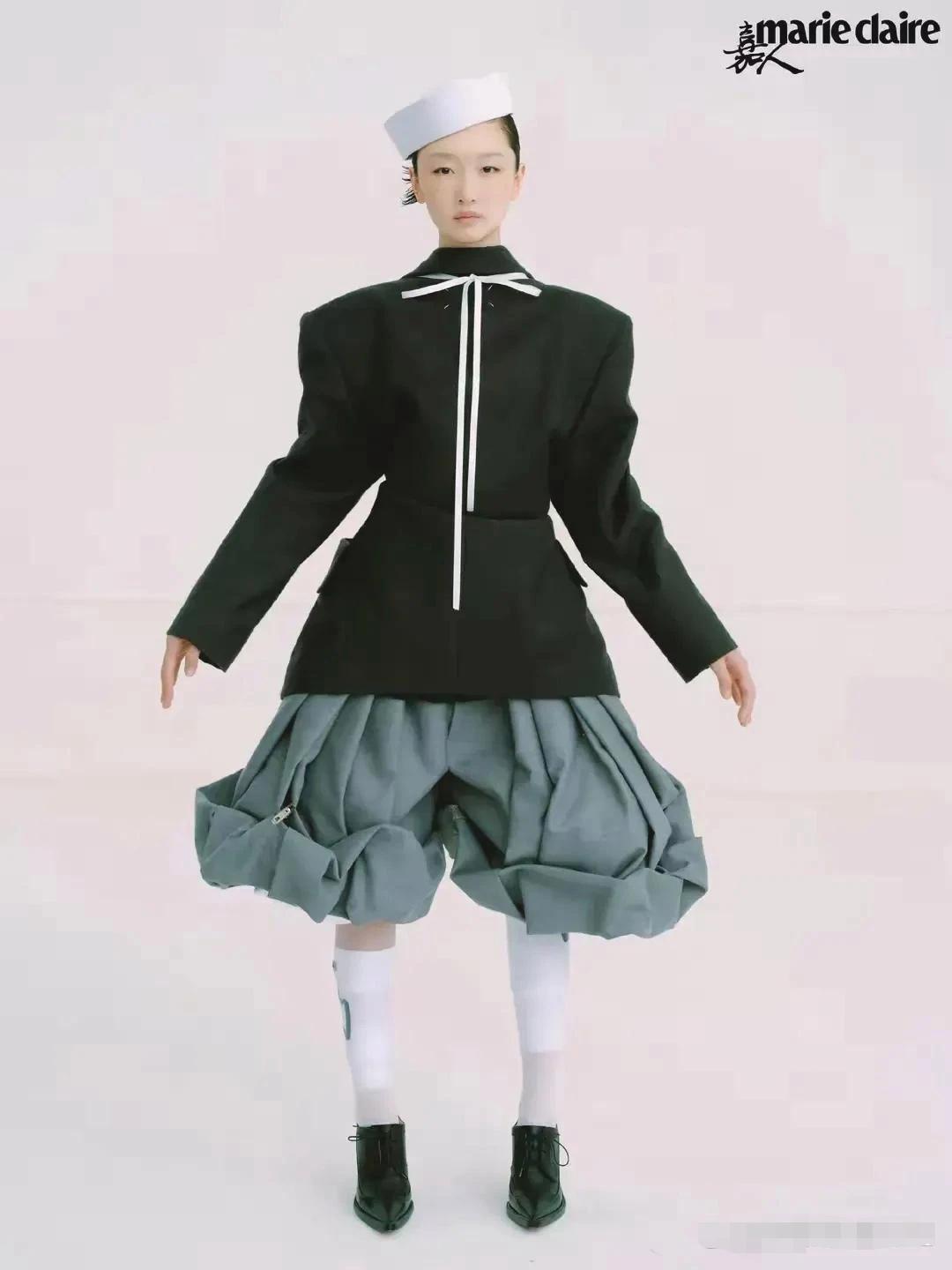 周冬雨最新拍的杂志封面大片，这装扮和造型，也太诡异吓人了，尤其是她穿的这些各式各