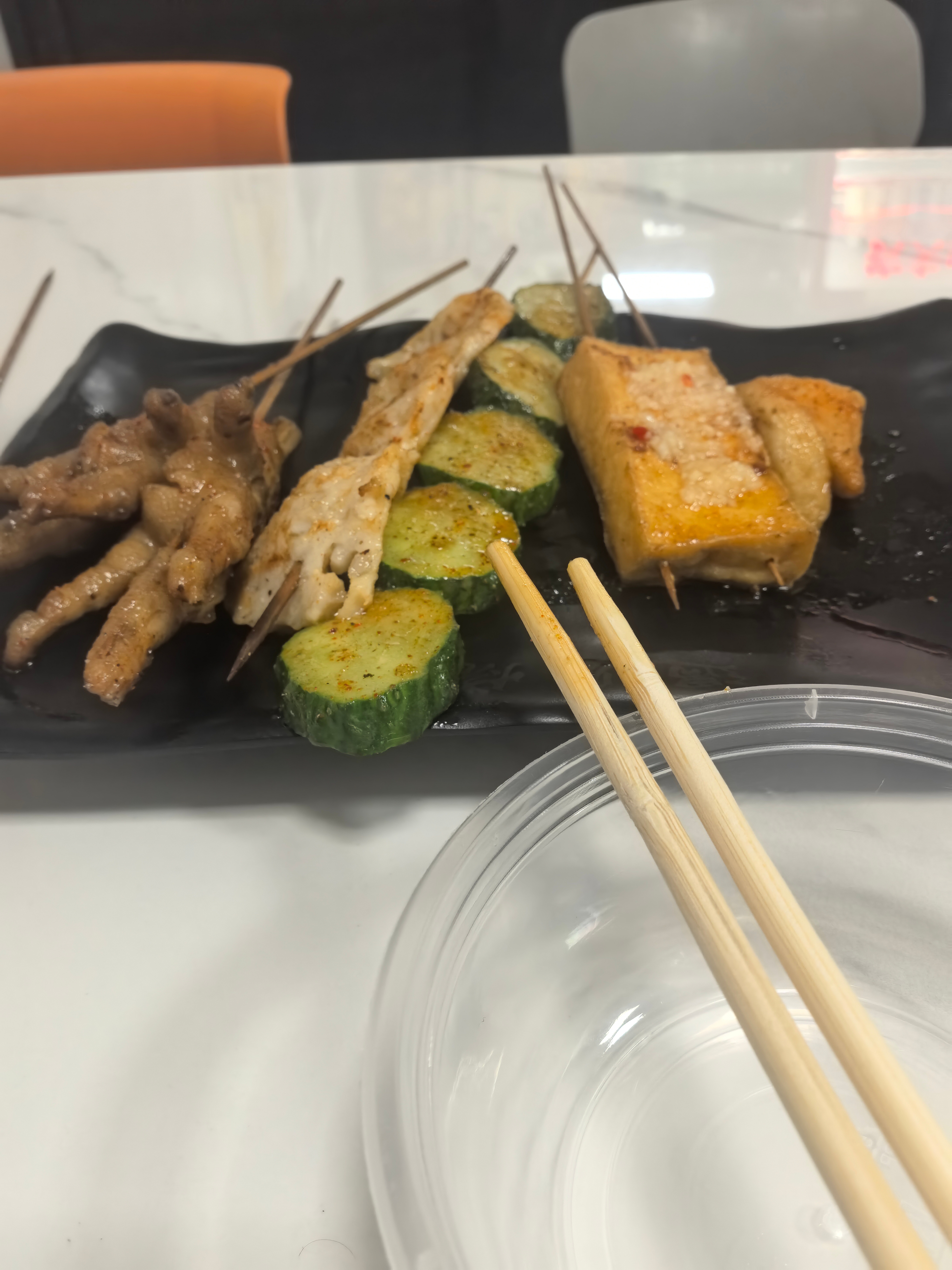 吃着烧烤，突然想到一句话：想要有贵人相助，提前你得是其他人的贵人。 