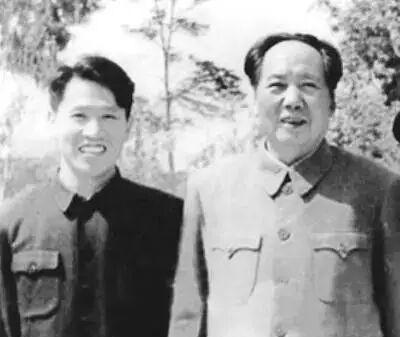 武艺扎实的卫士长李银桥，目光敏锐心思缜密，十五年贴身守护毛主席。他对领袖忠心耿耿