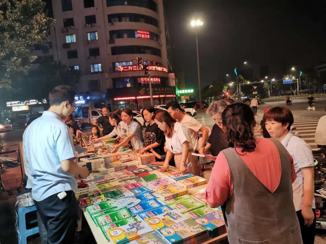 入夏的夜市总飘着各色香味，最靠巷口的路灯底下，总能看见陈阿婆的小推车。
92岁的
