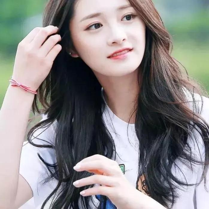 温柔甜美少女，户外自然清新。