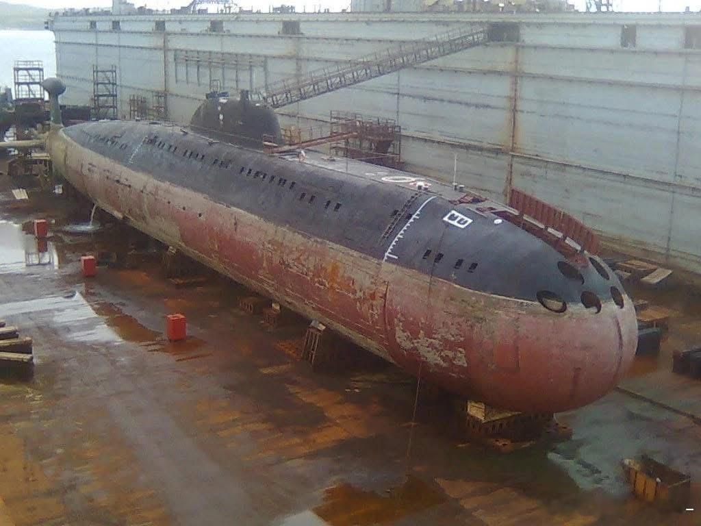 俄罗斯海军维克托III型莫斯科夫斯基号在船坞中，摄于2022年。70-80年代陆