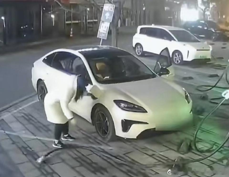 女子充完电扔充电枪开车碾压强烈建议以后的桩设定改为不放回去插好就扣占位费！有人说