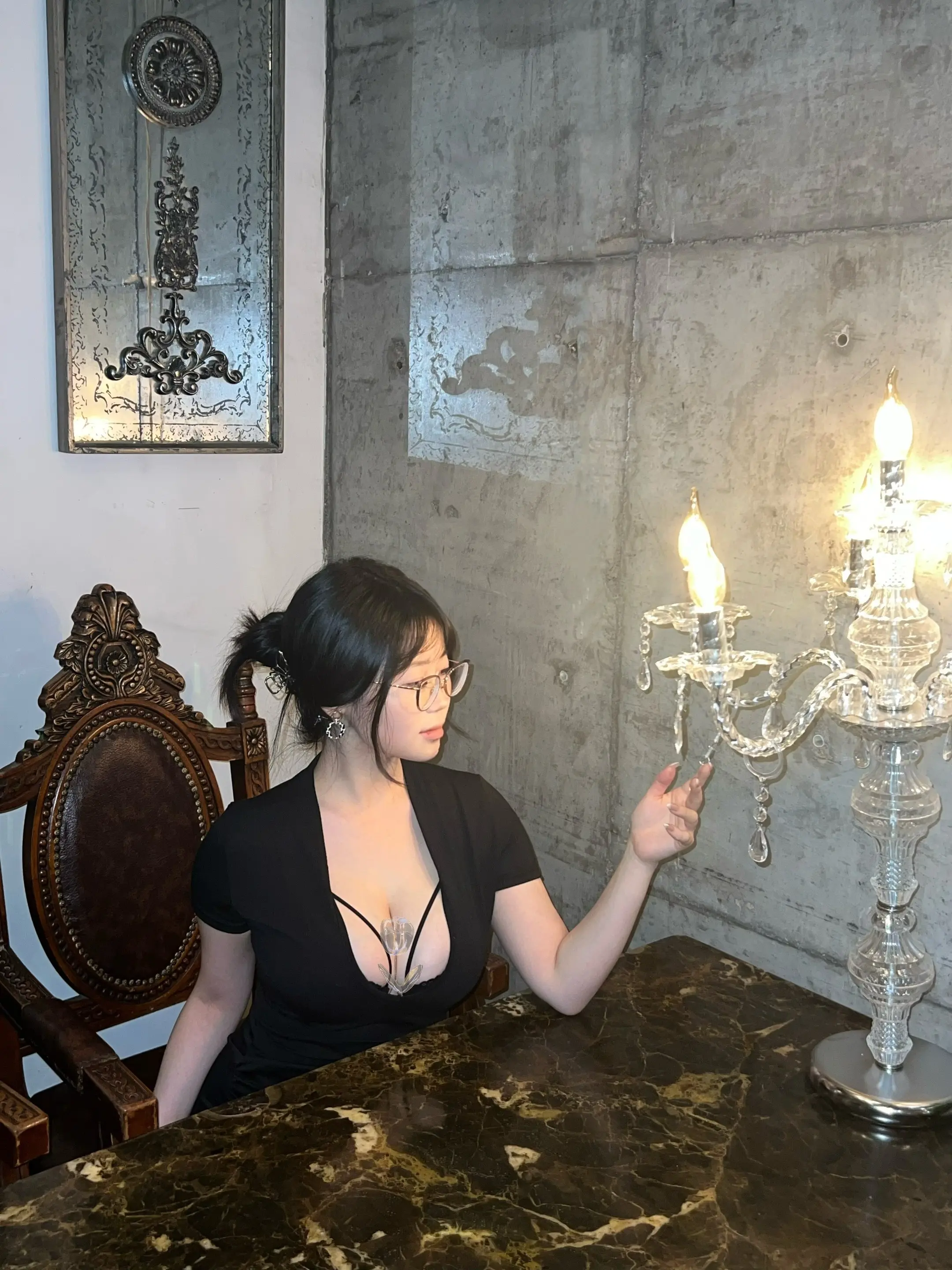 此后隔着三千梨树 ，六百湘水，你不必哽咽，我始终记得见你的第一面。