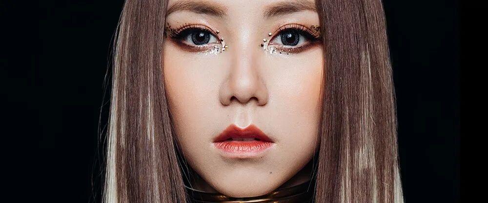 “尖尖”是邓紫棋。
邓紫棋的艺名全称为“G.E.M.邓紫棋”，早期在海外活动中，